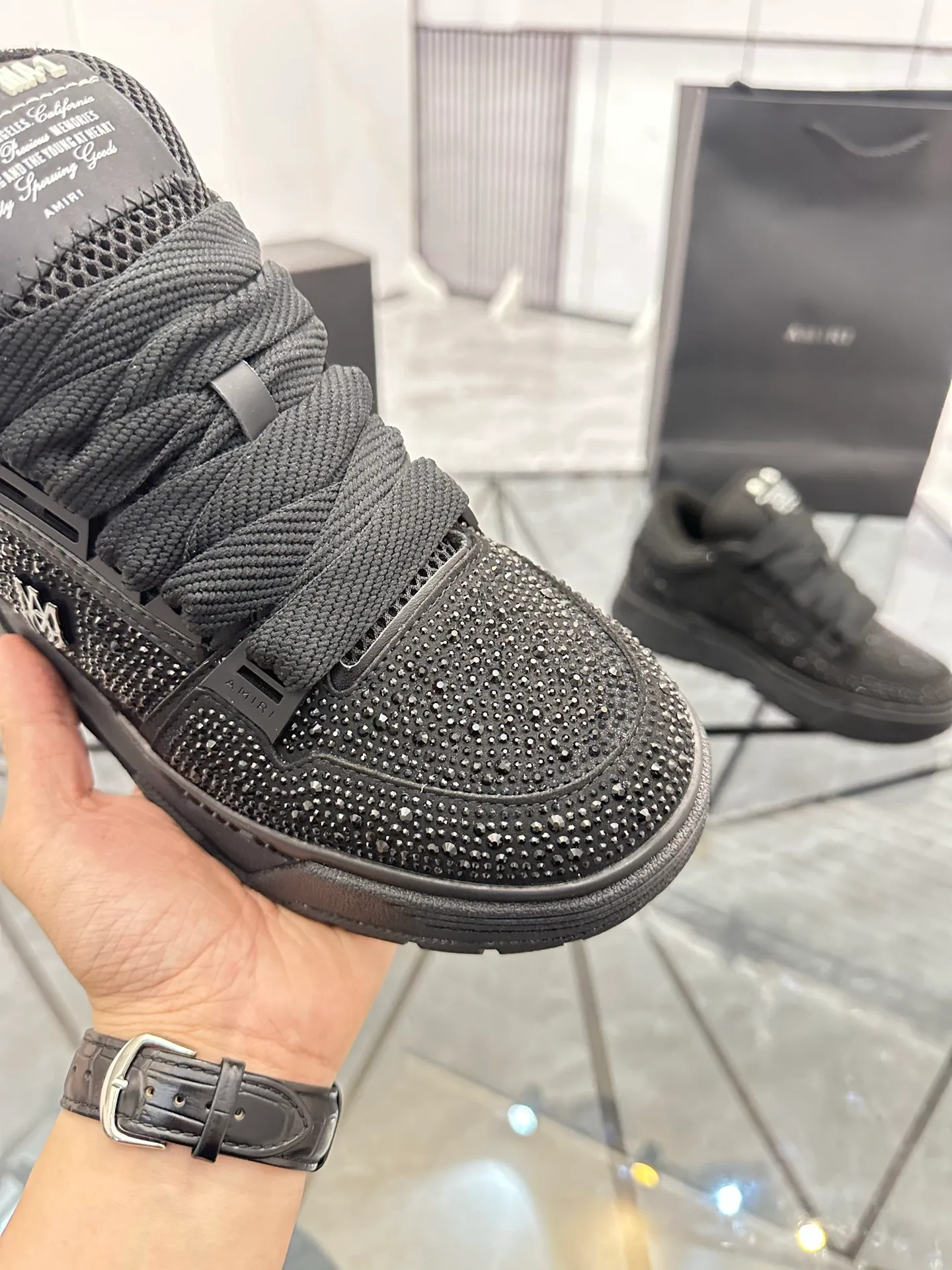 Men's shoes: 💰P760¥ Guangzhou top quality Product trademark: AMIRI* "Amir*] low-top casual shoes Regular size: 39-44 (can be customized to 45) Product material: imported first-layer cowhide leather upper, professional hot-drilling process, breathable lining, original outsole. Number: 525
